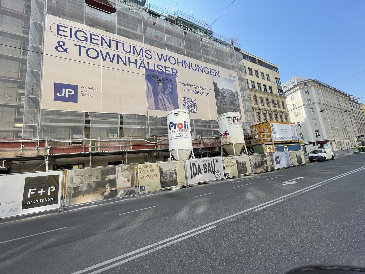 Großformatiges Fassadenbanner für JP Immobilien